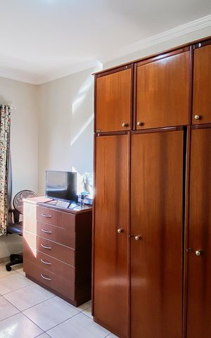 Casa à venda com 240m², 4 quartos e 3 vagas Casa à venda com 240m², 4 quartos e 3 vagasQuarto 1