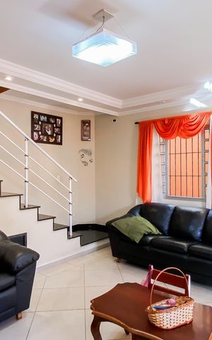 Casa à venda com 240m², 4 quartos e 3 vagas Casa à venda com 240m², 4 quartos e 3 vagasSala