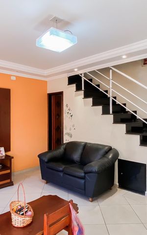 Casa à venda com 240m², 4 quartos e 3 vagas Casa à venda com 240m², 4 quartos e 3 vagasSala