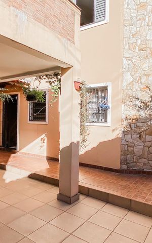 Casa à venda com 240m², 4 quartos e 3 vagas Casa à venda com 240m², 4 quartos e 3 vagasGaragem