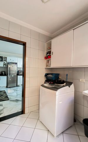 Casa à venda com 240m², 4 quartos e 3 vagas Casa à venda com 240m², 4 quartos e 3 vagasÁrea de Serviço