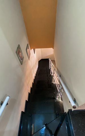 Casa à venda com 240m², 4 quartos e 3 vagas Casa à venda com 240m², 4 quartos e 3 vagasEscada