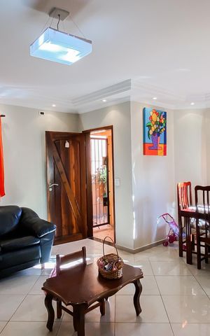Casa à venda com 240m², 4 quartos e 3 vagas Casa à venda com 240m², 4 quartos e 3 vagasSala