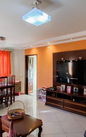 Casa à venda com 240m², 4 quartos e 3 vagas Casa à venda com 240m², 4 quartos e 3 vagasSala