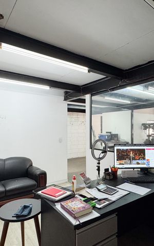 Casa à venda com 278m², 2 quartos e 5 vagas Casa à venda com 278m², 2 quartos e 5 vagasEscritório
