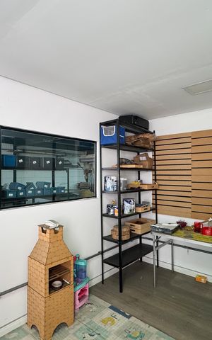 Casa à venda com 278m², 2 quartos e 5 vagas Casa à venda com 278m², 2 quartos e 5 vagasHall