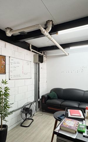 Casa à venda com 278m², 2 quartos e 5 vagas Casa à venda com 278m², 2 quartos e 5 vagasEscritório