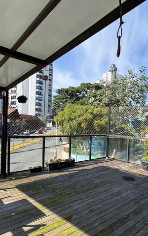 Casa à venda com 278m², 2 quartos e 5 vagas Casa à venda com 278m², 2 quartos e 5 vagasSacada