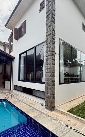Casa de condomínio à venda com 397m², 4 quartos e 4 vagas Casa de condomínio à venda com 397m², 4 quartos e 4 vagasPiscina