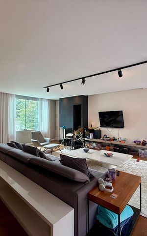 Casa de condomínio à venda com 397m², 4 quartos e 4 vagas Casa de condomínio à venda com 397m², 4 quartos e 4 vagasSala