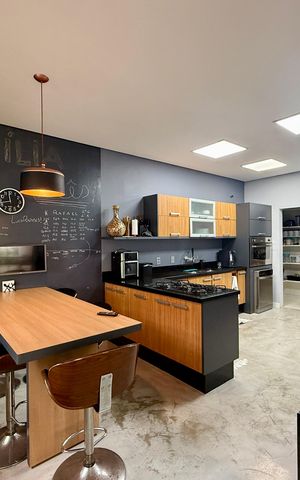 Casa de condomínio à venda com 397m², 4 quartos e 4 vagas Casa de condomínio à venda com 397m², 4 quartos e 4 vagasCozinha