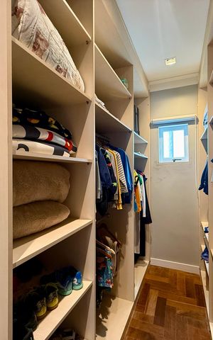 Casa de condomínio à venda com 397m², 4 quartos e 4 vagas Casa de condomínio à venda com 397m², 4 quartos e 4 vagasCloset Suíte 1