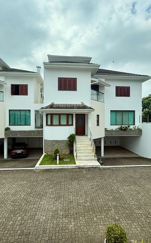 Casa de condomínio à venda com 397m², 4 quartos e 4 vagas Casa de condomínio à venda com 397m², 4 quartos e 4 vagasVista Escritório