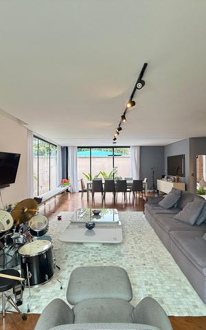 Casa de condomínio à venda com 397m², 4 quartos e 4 vagas Casa de condomínio à venda com 397m², 4 quartos e 4 vagasSala
