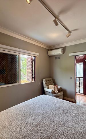 Casa de condomínio à venda com 397m², 4 quartos e 4 vagas Casa de condomínio à venda com 397m², 4 quartos e 4 vagasSuíte 4
