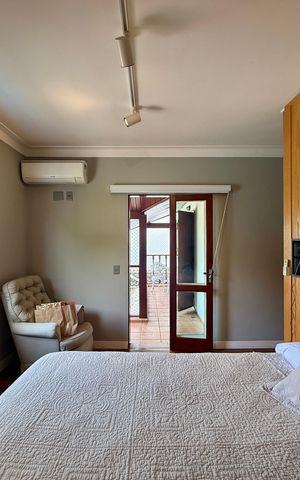 Casa de condomínio à venda com 397m², 4 quartos e 4 vagas Casa de condomínio à venda com 397m², 4 quartos e 4 vagasSuíte 4