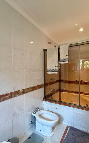 Casa de condomínio à venda com 397m², 4 quartos e 4 vagas Casa de condomínio à venda com 397m², 4 quartos e 4 vagasBanheiro Suíte 4