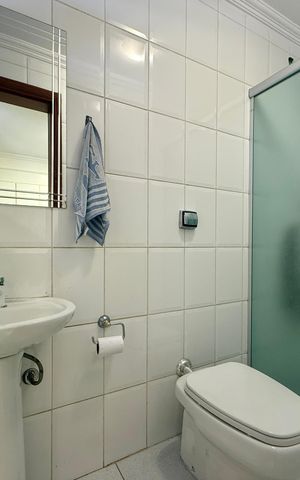 Casa de condomínio à venda com 397m², 4 quartos e 4 vagas Casa de condomínio à venda com 397m², 4 quartos e 4 vagasBanheiro de Serviço