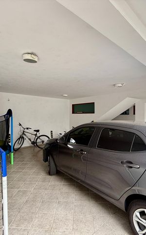 Casa de condomínio à venda com 397m², 4 quartos e 4 vagas Casa de condomínio à venda com 397m², 4 quartos e 4 vagasGaragem