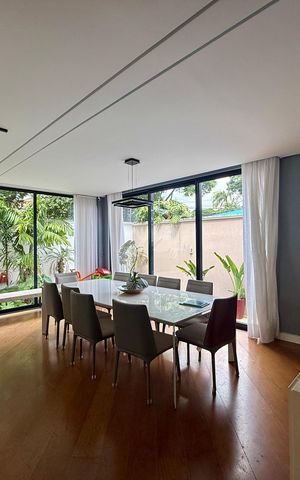 Casa de condomínio à venda com 397m², 4 quartos e 4 vagas Casa de condomínio à venda com 397m², 4 quartos e 4 vagasSala