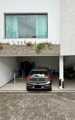 Casa de condomínio à venda com 397m², 4 quartos e 4 vagas Casa de condomínio à venda com 397m², 4 quartos e 4 vagasGaragem