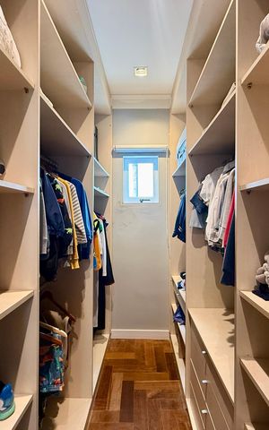 Casa de condomínio à venda com 397m², 4 quartos e 4 vagas Casa de condomínio à venda com 397m², 4 quartos e 4 vagasCloset Suíte 1