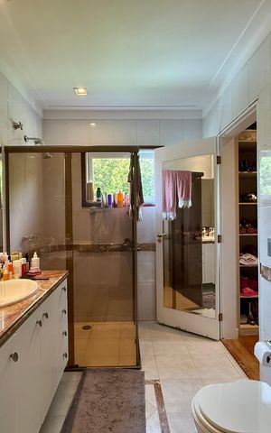 Casa de condomínio à venda com 397m², 4 quartos e 4 vagas Casa de condomínio à venda com 397m², 4 quartos e 4 vagasBanheiro Suíte 4