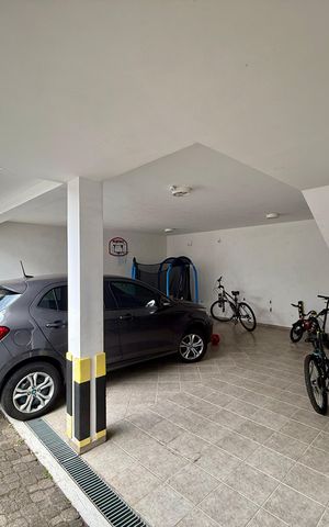 Casa de condomínio à venda com 397m², 4 quartos e 4 vagas Casa de condomínio à venda com 397m², 4 quartos e 4 vagasGaragem