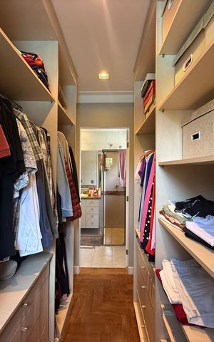 Casa de condomínio à venda com 397m², 4 quartos e 4 vagas Casa de condomínio à venda com 397m², 4 quartos e 4 vagasCloset Suíte 4