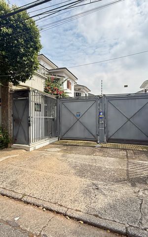 Casa de condomínio à venda com 397m², 4 quartos e 4 vagas Casa de condomínio à venda com 397m², 4 quartos e 4 vagasFachada Condomínio