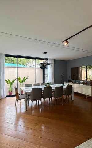 Casa de condomínio à venda com 397m², 4 quartos e 4 vagas Casa de condomínio à venda com 397m², 4 quartos e 4 vagasSala
