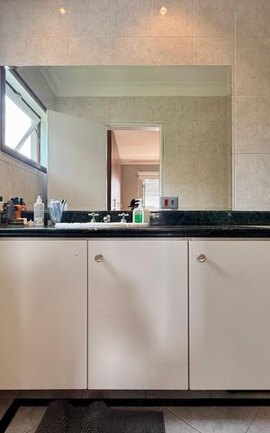 Casa de condomínio à venda com 397m², 4 quartos e 4 vagas Casa de condomínio à venda com 397m², 4 quartos e 4 vagasBanheiro Suíte 2
