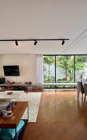 Casa de condomínio à venda com 397m², 4 quartos e 4 vagas Casa de condomínio à venda com 397m², 4 quartos e 4 vagasSala