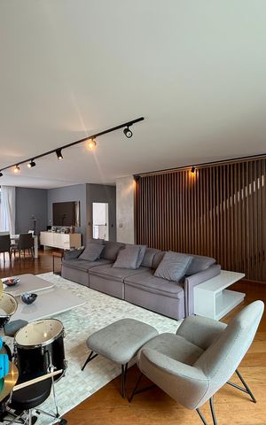 Casa de condomínio à venda com 397m², 4 quartos e 4 vagas Casa de condomínio à venda com 397m², 4 quartos e 4 vagasSala