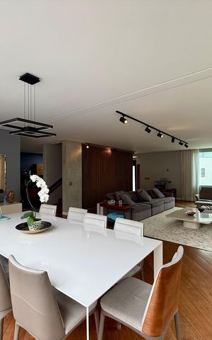 Casa de condomínio à venda com 397m², 4 quartos e 4 vagas Casa de condomínio à venda com 397m², 4 quartos e 4 vagasSala