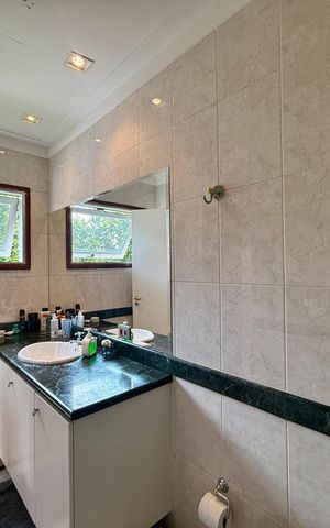 Casa de condomínio à venda com 397m², 4 quartos e 4 vagas Casa de condomínio à venda com 397m², 4 quartos e 4 vagasBanheiro Suíte 2