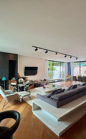 Casa de condomínio à venda com 397m², 4 quartos e 4 vagas Casa de condomínio à venda com 397m², 4 quartos e 4 vagasSala