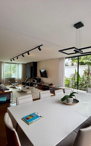 Casa de condomínio à venda com 397m², 4 quartos e 4 vagas Casa de condomínio à venda com 397m², 4 quartos e 4 vagasSala