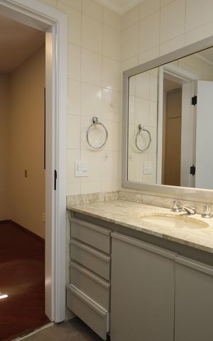 Apartamento à venda com 232m², 5 quartos e 3 vagasBanheiro da Suíte 1