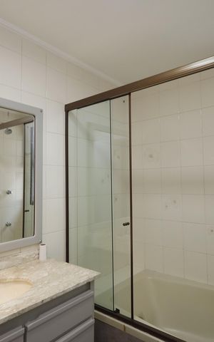 Apartamento à venda com 232m², 5 quartos e 3 vagasBanheiro da Suíte 1