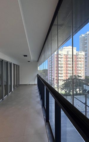 Apartamento à venda com 98m², 3 quartos e 2 vagas Apartamento à venda com 98m², 3 quartos e 2 vagasVaranda