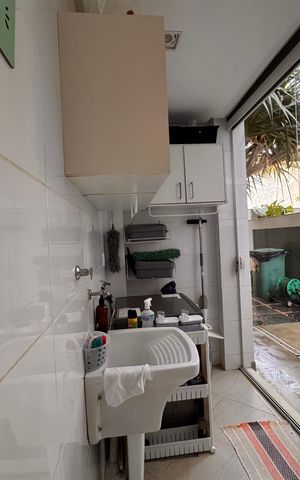Casa de condomínio à venda com 340m², 4 quartos e 3 vagas Casa de condomínio à venda com 340m², 4 quartos e 3 vagasÁrea de Serviço
