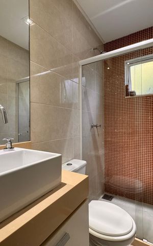 Casa de condomínio à venda com 340m², 4 quartos e 3 vagas Casa de condomínio à venda com 340m², 4 quartos e 3 vagasSuíte 1 - Banheiro