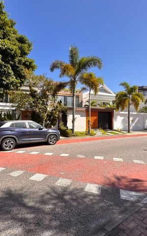 Casa de condomínio à venda com 340m², 4 quartos e 3 vagas Casa de condomínio à venda com 340m², 4 quartos e 3 vagasFachada