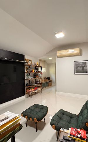 Casa de condomínio à venda com 340m², 4 quartos e 3 vagas Casa de condomínio à venda com 340m², 4 quartos e 3 vagasSala de TV