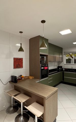 Casa de condomínio à venda com 340m², 4 quartos e 3 vagas Casa de condomínio à venda com 340m², 4 quartos e 3 vagasCozinha
