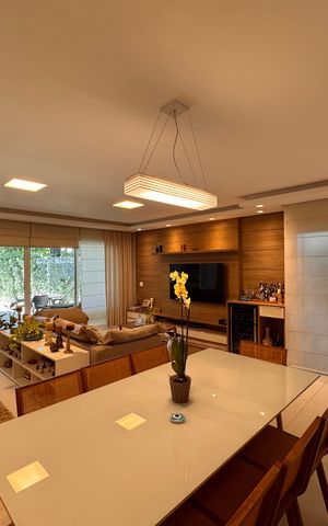 Casa de condomínio à venda com 340m², 4 quartos e 3 vagas Casa de condomínio à venda com 340m², 4 quartos e 3 vagasSala