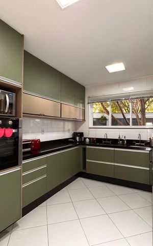 Casa de condomínio à venda com 340m², 4 quartos e 3 vagas Casa de condomínio à venda com 340m², 4 quartos e 3 vagasCozinha