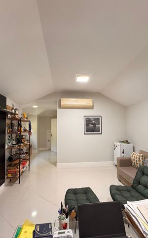 Casa de condomínio à venda com 340m², 4 quartos e 3 vagas Casa de condomínio à venda com 340m², 4 quartos e 3 vagasSala de TV