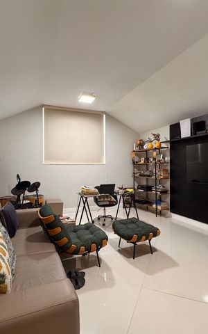 Casa de condomínio à venda com 340m², 4 quartos e 3 vagas Casa de condomínio à venda com 340m², 4 quartos e 3 vagasSala de TV